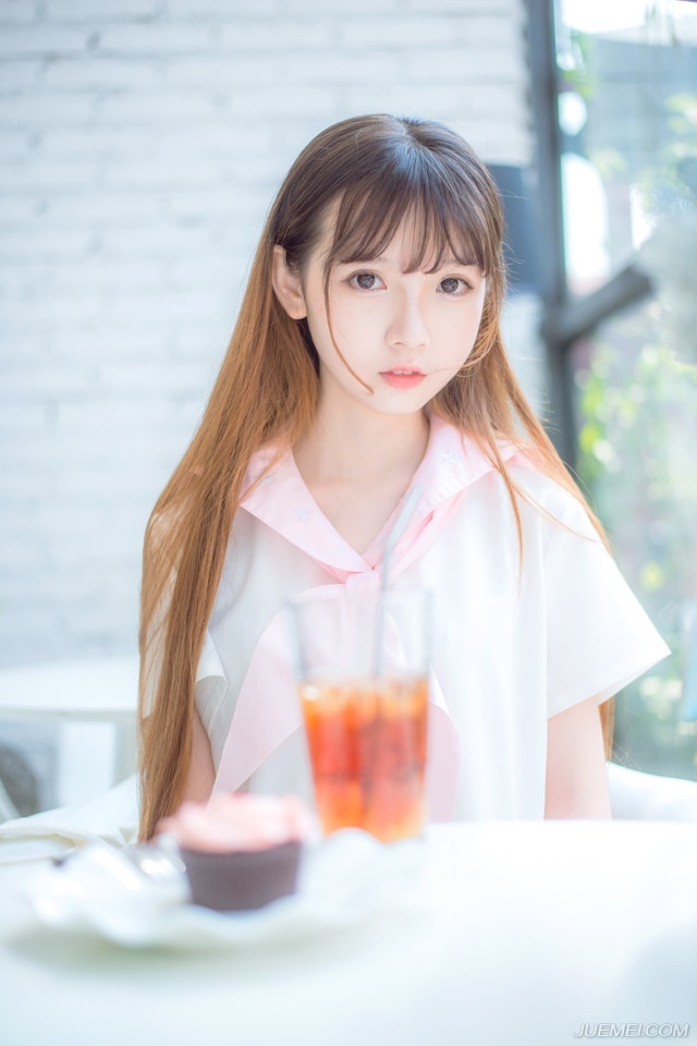 如果说生活是一种姿态，我宁愿选择冷漠;如果说对待一份感情，包括友情和亲情，我宁愿选择冷淡无情。可惜人总非草木，往往总在交叉处令你左右为难!人总喜欢在利益面前根根计较，总为利益去伤害彼此间的感情!这难道就是人生存的本能吗?人生就这么讽刺吗?你不找事，事找上你，会有水落石出的一天!也许这只是一场闹剧，因为我不相信它能凭空消失。人心怎么说呢?穷，会被瞧不起，会被亲情冷漠。富，身边的都是荣耀奉承。